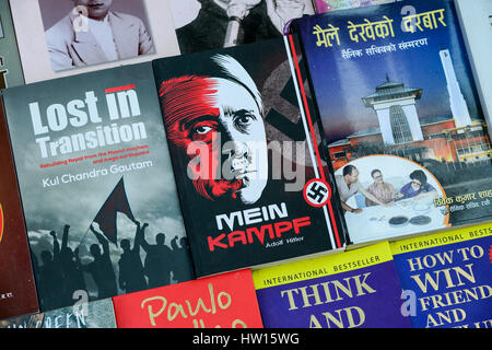 Il Nepal Kathmandu, prenota venditore sulla strada, vendita libro Nazista di Adolf Hitler "Mein Kampf" la mia lotta Foto Stock