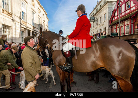 Un Huntsman in costume tradizionale al Southdown e suoneria Eridge annuali di Boxing Day Meeting, High Street, Lewes, East Sussex, Regno Unito Foto Stock