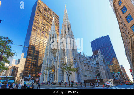 Stati Uniti d'America, New York New York City, Manhattan, Rockefeller Center Atlas statua e St Patricks Cathedral Foto Stock