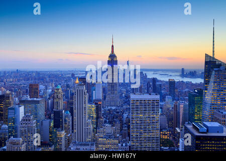 Stati Uniti d'America, New York Manhattan, Top del Rock Observatory, Midtown Manhattan e Empire State Building Foto Stock