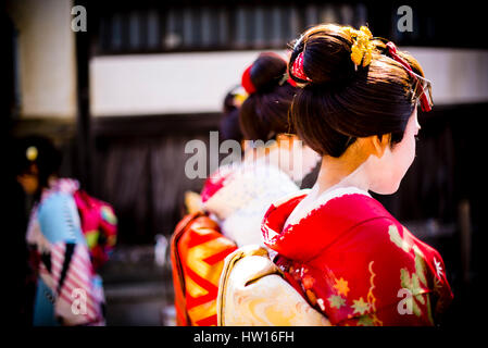 Geisha sulla strada di Kyoto in Giappone Foto Stock