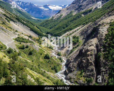 Sentiero per il Mirador Las Torres, il percorso nella valle seguendo il Fiume, Parco Nazionale Torres del Paine, Patagonia, Cile Foto Stock