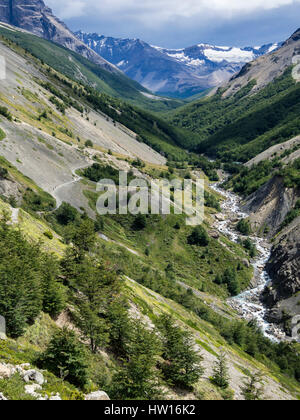 Sentiero per il Mirador Las Torres, il percorso nella valle seguendo il Fiume, Parco Nazionale Torres del Paine, Patagonia, Cile Foto Stock