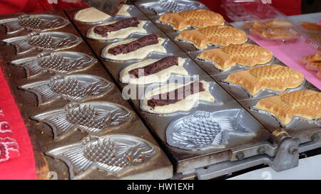 Una macchina per fare Taiyaki, un popolare giapponese a forma di pesce torta o uno spuntino con pasta di fagiolo rossa il riempimento realizzato da zuccherato fagioli azuki Foto Stock