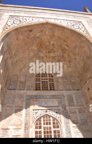 Taj Mahal è un tributo alla bellezza. È un monumento che incarna l'amore dell'imperatore Mughal Shah Jahan per sua moglie Mumtaz. (Copyright © Saji Maramon) Foto Stock