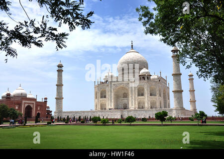 Taj Mahal, Agra, India, Taj Mahal, che si erge maestosamente sulle rive del fiume Yamuna (Foto Copyright © di Saji Maramon) Foto Stock