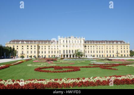 Il Palazzo di Schönbrunn Vienna AUSTRIA 29 AGOSTO 2015: parte posteriore del Palazzo di Schönbrunn Vienna Foto Stock