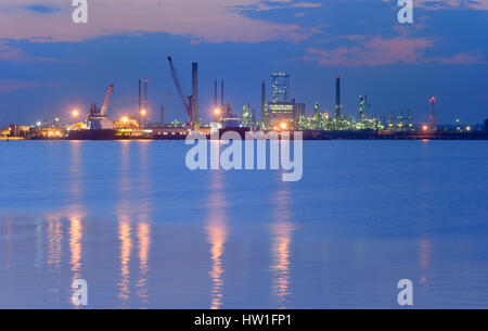 Industriali impianti petrolchimici e di mare in tempo di notte Foto Stock