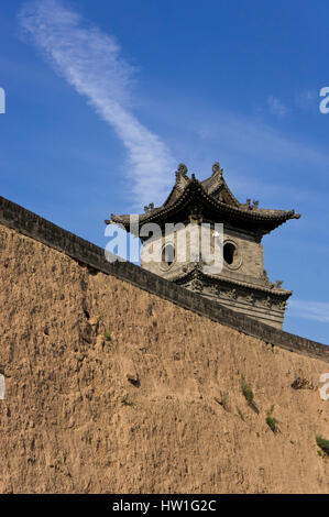 Antica torre di avvistamento su pareti Ming di Ping Yao o città di Pingyao nella provincia di Shan Xi in Cina Foto Stock