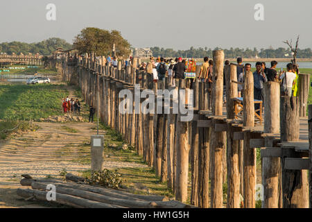 U Bein ponte sopra il lago Taungthaman, vicino Amarapura, Myanmar Foto Stock