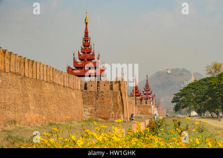 Palace City Wall, Mandalay Myanmar Foto Stock