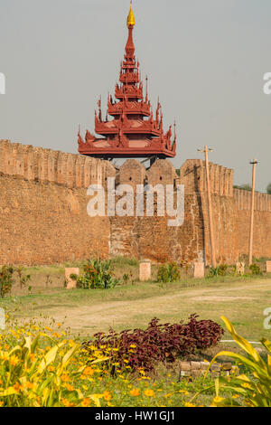 Palace City Wall, Mandalay Myanmar Foto Stock