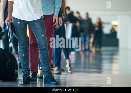 Scarpe di persone che fanno di una linea in un casting per una passerella - Barcellona Foto Stock