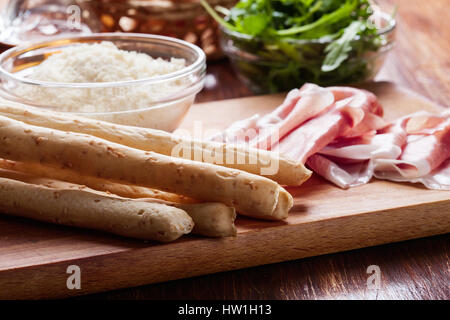 Italiano tradizionale di grissini con prosciutto, mozzarella e rucola Foto Stock