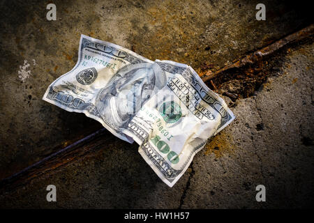Stati Uniti un centinaio di dollari sul terreno sporco Foto Stock