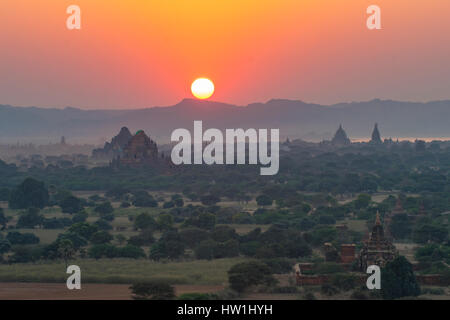 Tramonto su Bagan, Myanmar Foto Stock