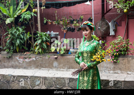 La città di Ho Chi Minh, Vietnam. Febbraio 2016. Una giovane donna in posa per un nuovo anno cinese ritratto. Foto Stock