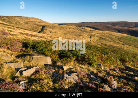 Bella serata estiva nelle colline del nord Inghilterra. Paesaggio collinare vicino a Glossop nel Derbyshire. Foto Stock