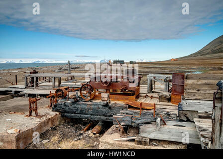 Vecchio arrugginito le attrezzature minerarie sulla riva in Svalbard, Norvegia Foto Stock