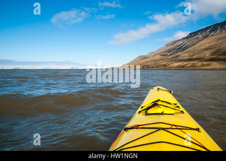 Kayak sul mare, la prospettiva in prima persona, artiche, Norvegia Foto Stock