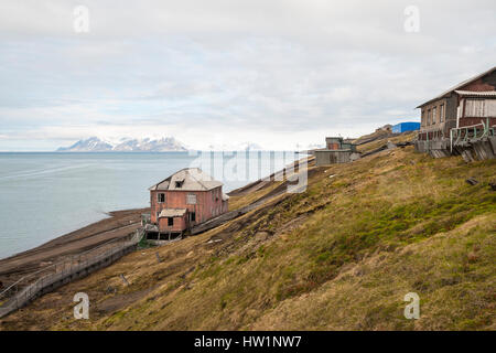 Case abbandonate in Barentsburg, insediamento russo in Svalbard, Norvegia Foto Stock