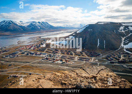 Vista su Longyearbyen dal di sopra, Svalbard, Norvegia Foto Stock