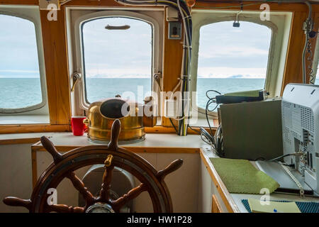 Visualizzare trogolo capitan cabina finestra con lo sterzo wheen sulla barca Foto Stock