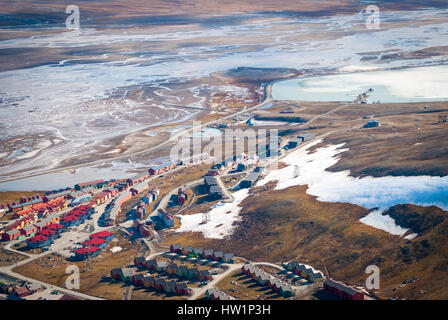 Vista su Longyearbyen dal di sopra, Svalbard, Norvegia Foto Stock