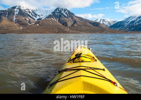 Kayak sul mare, la prospettiva in prima persona, artiche, Norvegia Foto Stock