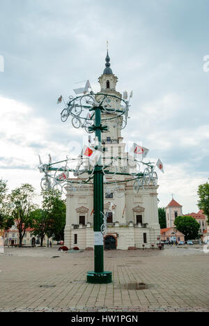Vista sulla moderna costruzione in metallo decorato con le biciclette e i flag su piazza di Kaunas, Lituania Foto Stock