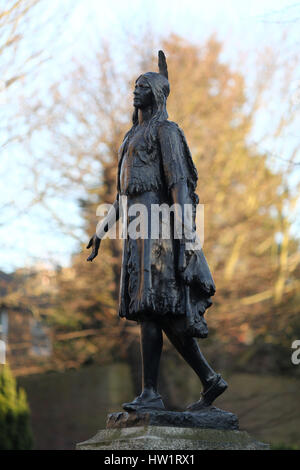 Una vista generale della categoria II in bronzo a grandezza di Pocahontas presso la chiesa di San Giorgio a Gravesend Kent. La statua ha avuto il suo elencato lo stato aggiornato per commemorare i 400 anni il famoso Native American donna di morte sul suolo inglese. Foto Stock