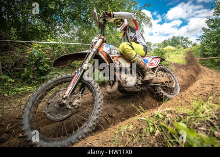 Il pilota di motocross sulla gara Foto Stock