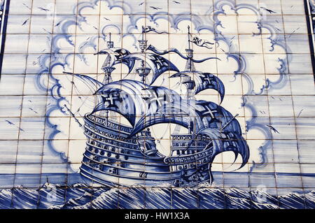 Vecchio tradizionale Azulejos raffigurante un portoghese nave caravel Foto Stock