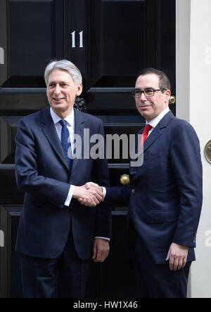 Il cancelliere Philip Hammond (sinistra) ci saluta il Segretario al Tesoro Steven Mnuchin al di fuori della sua residenza ufficiale al n. 11 di Downing Street, Londra, davanti a una riunione. Foto Stock