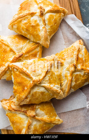 Croccante di pasta sfoglia torte fatte in casa, cottura vista superiore Foto Stock
