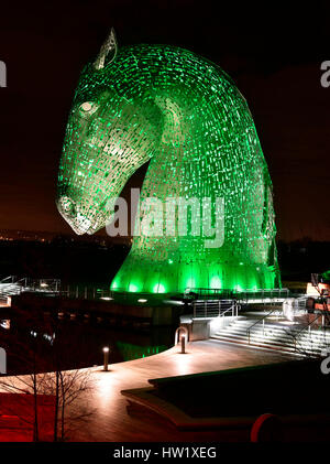 PABEST è sotto embargo per&Ecirc; 0001 Venerdì 17 Marzo solo uso editoriale il Kelpies a Falkirk, Scozia, è illuminato di verde da parte di Turismo Irlandese per festeggiare il giorno di San Patrizio, che è di venerdì 17 marzo. Foto Stock