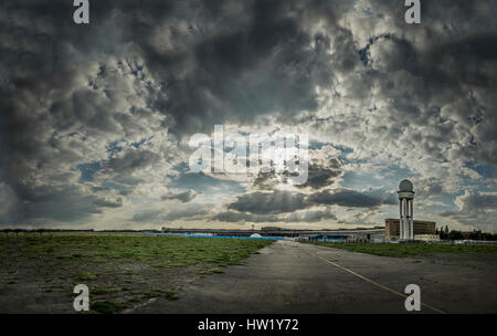 La Berlin Tempelhof Airport conosciuto anche come Flughafen Berlino-tempelhof era uno degli aeroporti di Berlino, Germania. Tempelhof è noto come uno d'Europa" Foto Stock