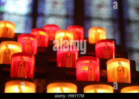 Candele nella cattedrale di Parigi, Francia Foto Stock