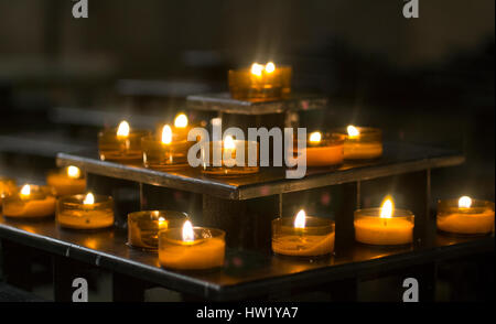 Candele nella cattedrale di Parigi, Francia Foto Stock