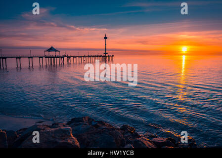 Tramonto sull'oceano visto dalla Spiaggia di Brighton, Sud Australia Foto Stock