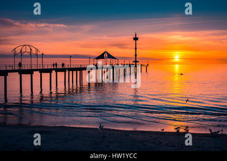 La gente che camminava sul molo di Brighton al tramonto, Sud Australia Foto Stock