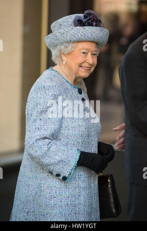 Queen Elizabeth II sorrisi come lei lascia dopo la riapertura ufficialmente l Esercito Nazionale Museo presso il Royal Hospital Road, il Chelsea. Foto Stock