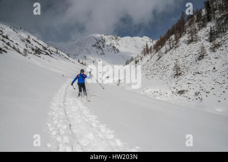 Ski tourer esplorare le montagne del Villgratental in Ost Tirol Austria vicino alla South Tirol confine con Italia Foto Stock