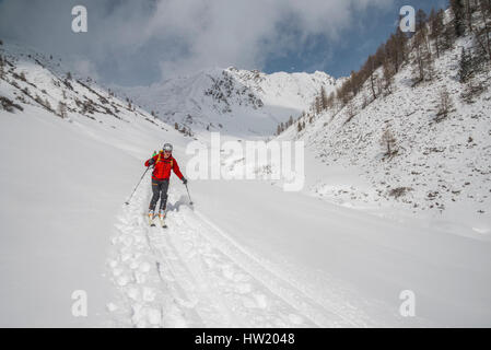 Ski tourer esplorare le montagne del Villgratental in Ost Tirol Austria vicino alla South Tirol confine con Italia Foto Stock