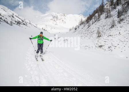 Ski tourer esplorare le montagne del Villgratental in Ost Tirol Austria vicino alla South Tirol confine con Italia Foto Stock