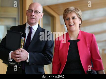 Del primo ministro di Scozia Nicola storione e il Vice Primo Ministro John Swinney arrivare per primo ministro di domande presso il parlamento scozzese di Edimburgo. Foto Stock