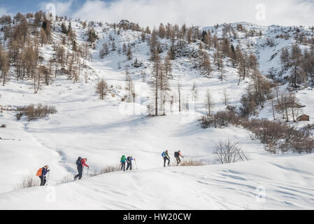 Con le racchette da neve gruppi esplorare le montagne del Villgratental in Ost Tirol Austria vicino alla South Tirol confine con Italia Foto Stock