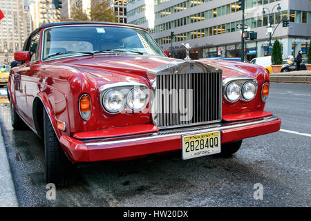 New York, 1 Dicembre 2016: un rosso Rolls Royce è parcheggiato su Park Avenue a Manhattan. Foto Stock