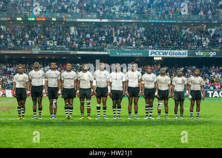 Hong Kong, Cina. 10 Aprile, 2016.I giocatori di Figi di stand per la loro inni nazionali prima della finale di Coppa sul del 2016 Hong Kong Sevens. Foto Stock