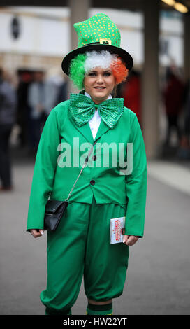 Racegoer Margaret Connelly vestito in abito irlandese durante il giovedì di San Patrizio del Cheltenham Festival 2017 all'ippodromo di Cheltenham. PREMERE ASSOCIAZIONE foto. Data foto: Giovedì 16 marzo 2017. Vedi la storia della Pennsylvania Racing Cheltenham. Il credito fotografico dovrebbe essere: Mike Egerton/PA Wire. RESTRIZIONI: Solo per uso editoriale, l'uso commerciale è soggetto ad autorizzazione preventiva da parte del Jockey Club/Cheltenham Racecourse. Foto Stock